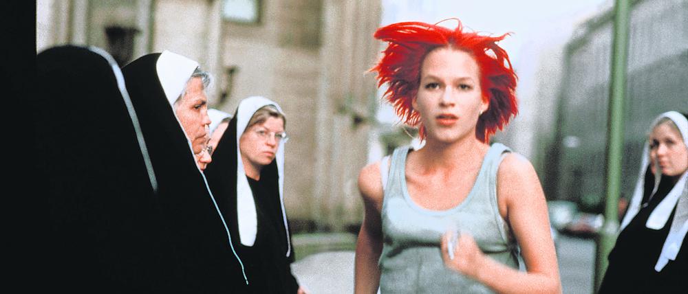 Roter Schopf eilt durch Berlin: eine Szene aus „Lola rennt“.