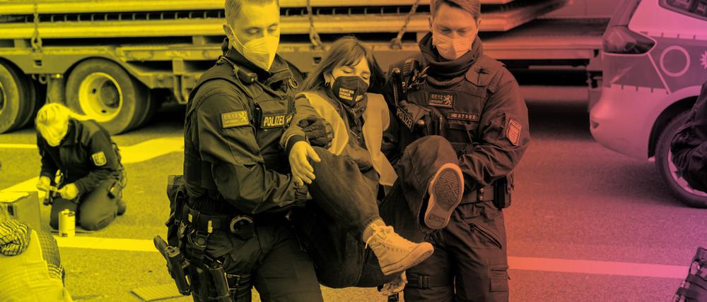 Aktivist:innen von der „Letzten Generation“ fordern eine „Lebenserklärung“ der Bundesregierung, in der versprochen werden soll, dass es keinen weiteren Ausbau der fossilen Branchen mehr geben solle.