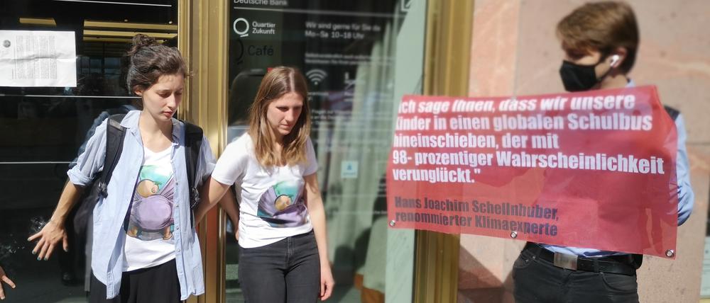 Aktion der Gruppe „Letzte Generation“ vor der Deutschen Bank in Berlin mit Schauspielerin Mathilde Irrmann.