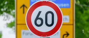 Jenseits der Berliner Autobahnen gibt es in der Stadt dreizehn Straßen, auf denen statt der gewöhnlichen Regelgeschwindigkeit von 50 Kilometern pro Stunde innerorts Tempo 60 erlaubt ist. Sie liegen allesamt im Osten Berlins. 