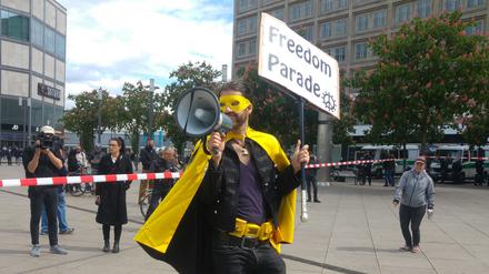 Was für ein Held. Michael Bründel alias „Captain Future“ bei einer Corona-Demo auf dem Berliner Alexanderplatz.
