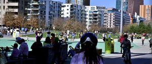 Immer was los. Wer sich am Gleisdreieck häuslich niederlässt, muss es sich leisten können. Das pralle Leben gibt es gratis dazu, in lauen Sommernächten wird hier häufig auch bis in die Morgenstunden gefeiert.