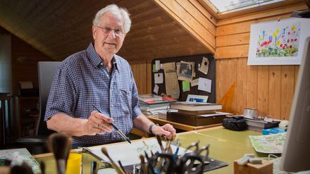 Der Maler Hans-Jürgen Gaudeck in seinem Atelier im Dachgeschoss seines Hauses in Berlin-Kladow.