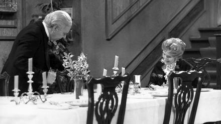 Freddie Frinton als Diener James und May Warden als Miss Sophie in einer Szene von „Dinner for One“