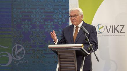 Bundespräsident Frank-Walter Steinmeier spricht während der Festveranstaltung zum 50. Gründungsjubiläum des Verbandes der Islamischen Kulturzentren e.V. (VIKZ) in der Villa Hahnenburg in Köln. 