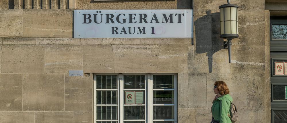 Der Berliner Senat kommt seinem Ziel, jeden Terminwunsch für eines der Bürgerämter innerhalb von 14 Tagen zu bedienen, nicht näher.