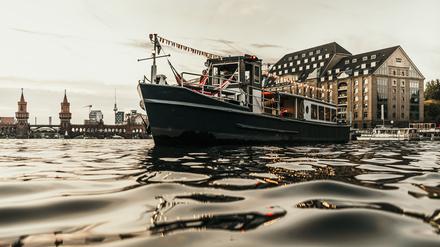 Mann an Bootsdeck stehend