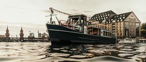 Mann an Bootsdeck stehend