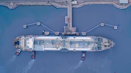 Ende des Jahres soll mit der „Hoegh Esperanza“ das erste von zwei mobilen Flüssiggas-Terminals in Wilhelmshaven festmachen. Derzeit herrscht ein regelrechter Run auf die weltweit 46 Floating Storage und Regasification Units (FSRU). Auch Finnland hat sich die Dienste einer solchen schwimmenden Anlage für zehn Jahre gesichert, um sich vom russischen Gas zu lösen. 
