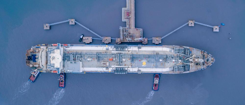 Ende des Jahres soll mit der „Hoegh Esperanza“ das erste von zwei mobilen Flüssiggas-Terminals in Wilhelmshaven festmachen. Derzeit herrscht ein regelrechter Run auf die weltweit 46 Floating Storage und Regasification Units (FSRU). Auch Finnland hat sich die Dienste einer solchen schwimmenden Anlage für zehn Jahre gesichert, um sich vom russischen Gas zu lösen.
