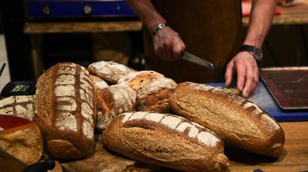 ein mann schneidet brot ein mann schneidet brot *** a man cuts bread a man cuts bread 