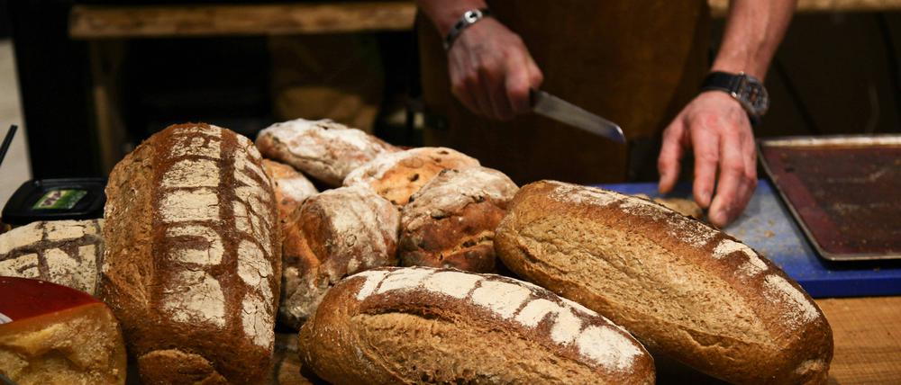 ein mann schneidet brot ein mann schneidet brot *** a man cuts bread a man cuts bread