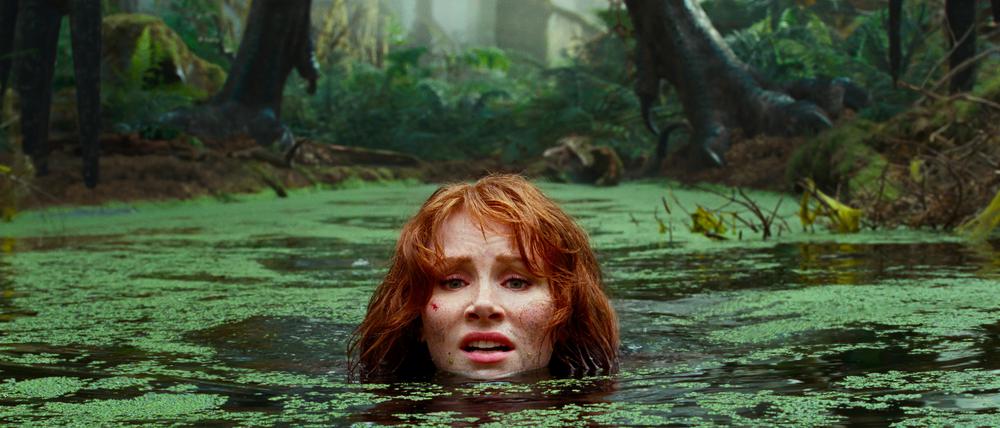Claire Dearing (Bryce Dallas Howard) geht vor einem heranpirschenden Velociraptor auf Tauchstation. 