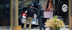 Polizisten untersuchen den Renault nach dem Vorfall an der Tauentzienstraße.