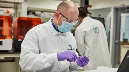  Bayer hat eine Dependance seiner Bostoner Biotech-Tochter BlueRock in Berlin eröffnet. Der Standort soll ein Signal sein und eine Initialzündung für modernste Forschung in der Region. 