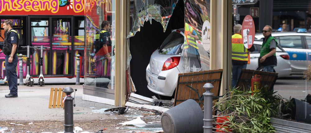 Unweit des Breitscheidplatzes ist am Mittwoch ein 29-Jähriger mit seinem Auto in eine Menschengruppe gefahren und anschließend in das Schaufenster einer Parfümerie. Eine Frau starb, zahlreiche Menschen wurden verletzt.
