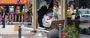 Unweit des Breitscheidplatzes ist am Mittwoch ein 29-Jähriger mit seinem Auto in eine Menschengruppe gefahren und anschließend in das Schaufenster einer Parfümerie. Eine Frau starb, zahlreiche Menschen wurden verletzt.