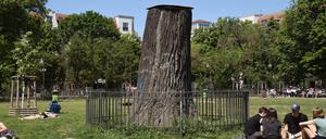 Der gefällte Baum auf dem Boxhagener Platz in Berlin-Friedrichshain. Im Stumpf nisten nun Fledermäuse.