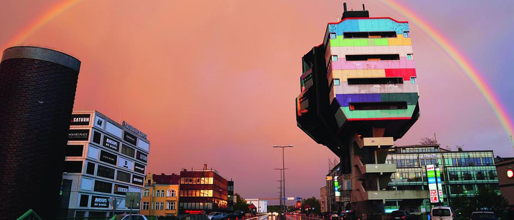 Steglitz GER, Deutschland, Berlin, 20200430, Steglitz mit Bierpinsel bei Regen und Regenbogen auf der Joachim Tiburtius Brücke *** Steglitz GER, Germany, Berlin, 20200430, Steglitz with beer brush in rain and rainbow on the Joachim Tiburtius Bridge