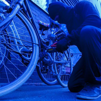 Ganz verhindern lassen sich Fahrraddiebstähle nicht - aber mit guten Schlössern und einer Codierung am Rahmen können Radler Kriminellen das Leben so schwer wie möglich machen.