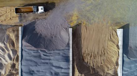 Beton ist ein wässriges Gemisch aus Sand, Kies und sowie Zement. Das kalkbasierte Bindemittel hinterlässt bei der Herstellung gut die Hälfte seines Eigengewichts an Kohlendioxid.