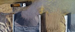Beton ist ein wässriges Gemisch aus Sand, Kies und sowie Zement. Das kalkbasierte Bindemittel hinterlässt bei der Herstellung gut die Hälfte seines Eigengewichts an Kohlendioxid.