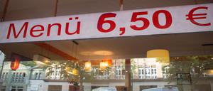 Aus 5 mach 6: Preisinfo an der Fassade eines Sushi-Ladens in Berlin-Friedenau.