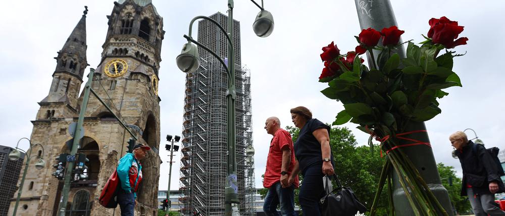 Flowers are placed at the site where a car crashed into a group of Berlin visitors of the Kaulbach school killing one teacher and injuring several pupils near Breitscheidplatz, in Berlin Germany, June 9, 2022.  REUTERS/Fabrizio Bensch