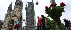 Flowers are placed at the site where a car crashed into a group of Berlin visitors of the Kaulbach school killing one teacher and injuring several pupils near Breitscheidplatz, in Berlin Germany, June 9, 2022.  REUTERS/Fabrizio Bensch