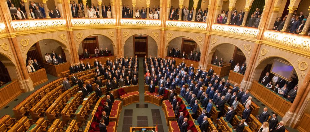 220525 -- BUDAPEST, May 25, 2022 -- Members of the Hungarian new government take the oath of office at Hungarian Parliament in Budapest, Hungary on May 24, 2022. The members of Hungary s new government led by Prime Minister Viktor Orban took their oath of office in Parliament here on Tuesday. Earlier Tuesday, President Katalin Novak appointed the ministers of the fifth Orban government. Photo by /Xinhua HUNGARY-BUDAPEST-NEW GOVERNMENT AttilaxVolgyi PUBLICATIONxNOTxINxCHN 