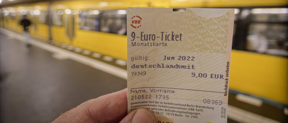 9 Euro Ticket, verbilligtes Monatsticket für den ÖPNV und bundesweit alle Regionalzüge zum Kompensieren der hohen Spritpreise . 9 Euro Ticket, verbilligtes Monatsticket für den ÖPNV und bundesweit alle Regionalzüge zum Kompensieren der hohen Spritpreise ab 1.Juni. 9-Euro-Ticket gültig im Juni, Juli, August 2022. U-Bahnhof Hermannplatz, Berlin *** 9 Euro ticket, discounted monthly ticket for public transport and nationwide all regional trains to compensate for the high fuel prices 9 Euro ticket, discounted monthly ticket for public transport and nationwide all regional trains to compensate for the high fuel prices from 1 June 9 Euro ticket valid in June, July, August 2022 U Bahnhof Hermannplatz, Berlin 