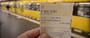 9 Euro Ticket, verbilligtes Monatsticket für den ÖPNV und bundesweit alle Regionalzüge zum Kompensieren der hohen Spritpreise . 9 Euro Ticket, verbilligtes Monatsticket für den ÖPNV und bundesweit alle Regionalzüge zum Kompensieren der hohen Spritpreise ab 1.Juni. 9-Euro-Ticket gültig im Juni, Juli, August 2022. U-Bahnhof Hermannplatz, Berlin *** 9 Euro ticket, discounted monthly ticket for public transport and nationwide all regional trains to compensate for the high fuel prices 9 Euro ticket, discounted monthly ticket for public transport and nationwide all regional trains to compensate for the high fuel prices from 1 June 9 Euro ticket valid in June, July, August 2022 U Bahnhof Hermannplatz, Berlin 