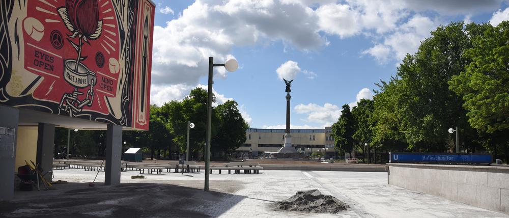 Der Mehringplatz in Berlin-Kreuzberg ist nach jahrelangen Bauarbeiten wiedereröffnet worden. Nun gibt es dort im Café MadaMe eine Literaturbühne.