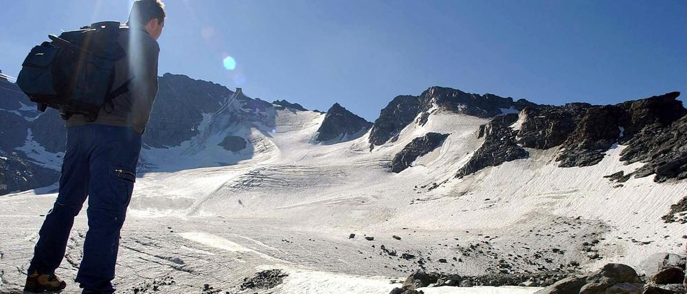Ein Alpinist betrachtet den Mont Fort Gletscher bei Verbier in der Schweiz (Symbolfoto).