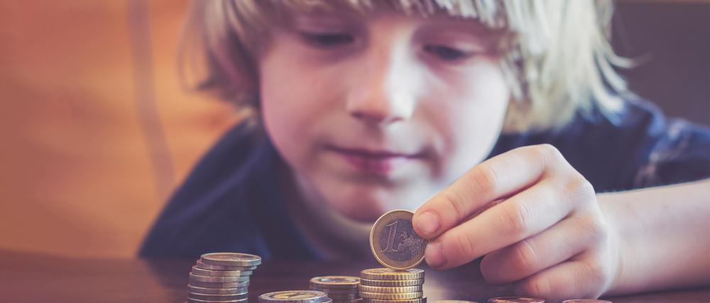 Lieber Münzen als Scheine. Kleine Kinder halten sie oft für wertvoller. 