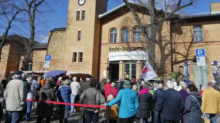 Kundgebung vor dem Bahnhof Lichterfelde-West: Bürgerinnen und Bürger demonstrierten für ihren Treffpunkt.
