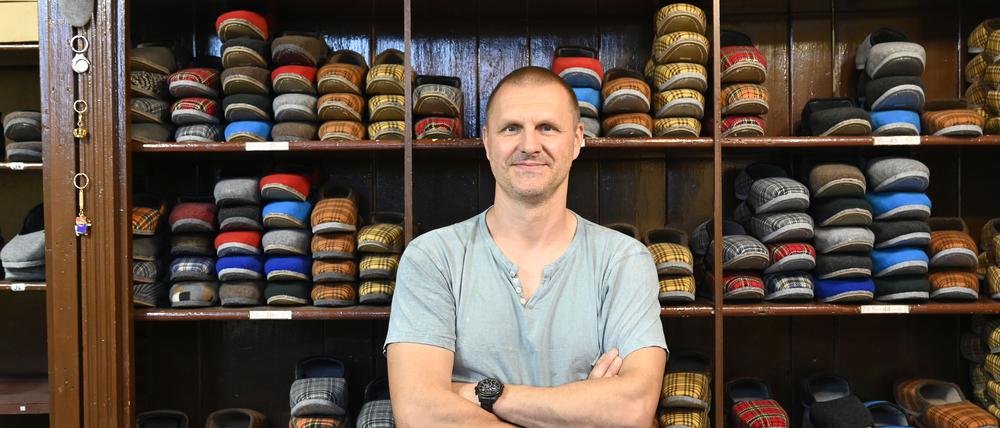 Reno Jünemann führt das Familienunternehmen „Jünemann’s Pantoffeleck“ in der Torstraße in der vierten Generation.