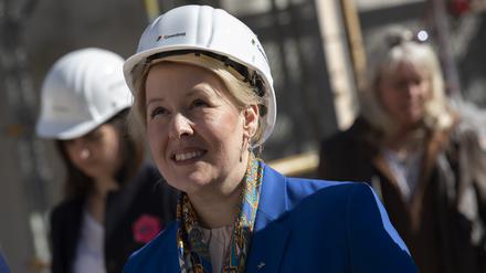 Franziska Giffey (SPD), Regierende Bürgermeisterin von Berlin, bei einem Gespräch während des Baustellenrundgangs auf dem Gelände der Buckower Höfe. 
