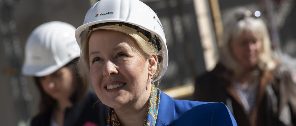 Franziska Giffey (SPD), Regierende Bürgermeisterin von Berlin, bei einem Gespräch während des Baustellenrundgangs auf dem Gelände der Buckower Höfe.