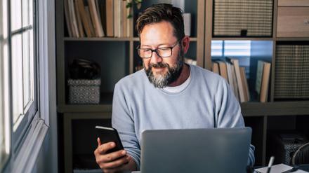 Geldanlage kann man inzwischen von zuhause aus managen. 