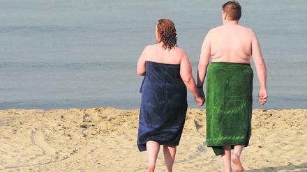 Dicke Liebe - Korpulentes Pärchen am Strand von Travemünde, Personen, Harmonie; 2003, Lübeck, Travemünde, Ostsee, Strände, Sandstrand, Sandstrände, Mann, Frau, Paar, Händchen halten, haltend, Händchenhalten, verliebt, verliebtes, dick, dicke, dicker, dickes, übergewichtig, übergewichtige, übergewichtiger, übergewichtiges, Übergewicht, Urlaub, Strandurlaub, Urlauber; , quer, Kbdig, Gruppenbild, Meer, Küste, Rückansicht, Perspektive, Deutschland,  , Reisen, Schleswig Holstein, Europa