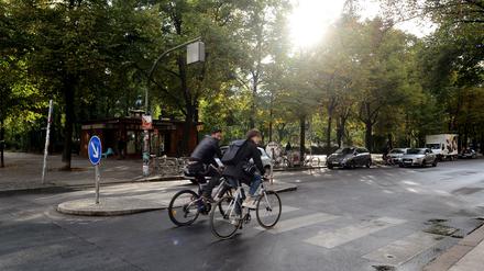Ein Zebrastreifen mit Mittelinsel in Berlin-Friedrichshain.