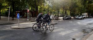 Ein Zebrastreifen mit Mittelinsel in Berlin-Friedrichshain.