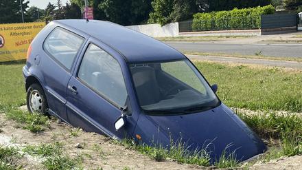 Im Elbe-Elster-Kreis protestieren Bürger gegen eine geplante Ortsumfahrung – und auf der B169 steckt jetzt ein Auto im Boden. 