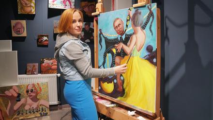 Olga Hilgers malt Wladimir Putin in ihrer Charlottenburger Galerie.