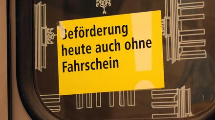 Satire oder ernsthafte Möglichkeit? Aufkleber in der Berliner U-Bahn.