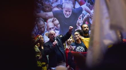 Comeback: Vertreter Dutzender sozialer Gruppierungen feiern Lula, inzwischen 76, im Mai in São Paulo.