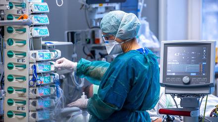 Durch die steigende Zahl der Neuinfektionen könnte die Gesundheitsversorgung unter Druck geraten.