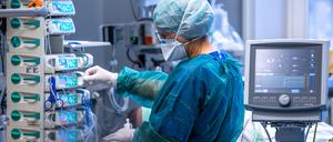 Durch die steigende Zahl der Neuinfektionen könnte die Gesundheitsversorgung unter Druck geraten.