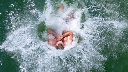 Hinein ins Wasser.